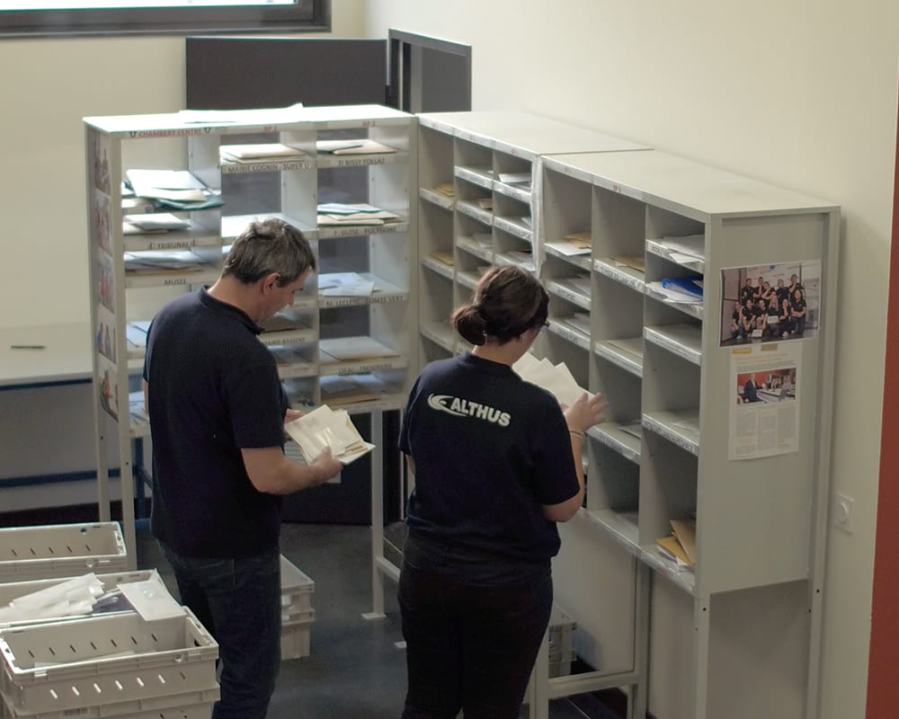 Nos collaborateurs travaillent sur vos mailings postaux avec attention chez Print-Avenue