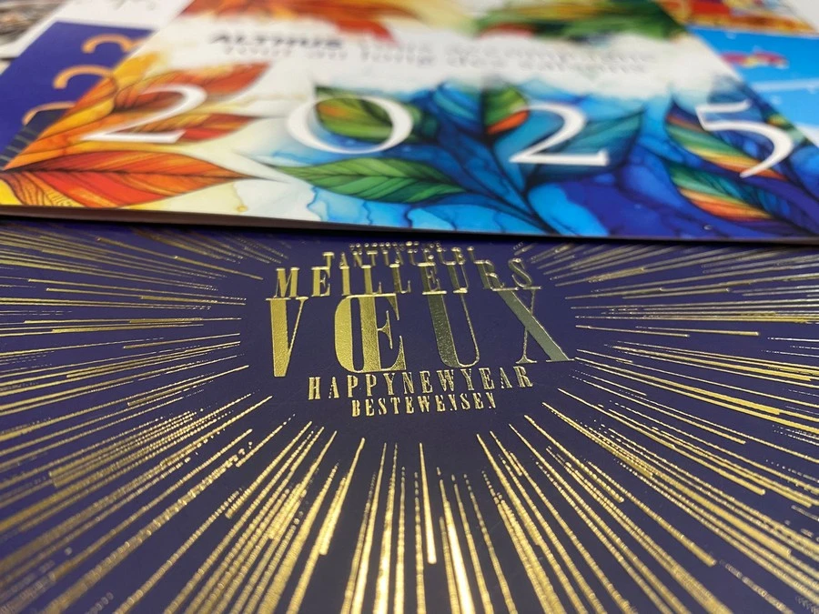 Carte de vœux professionnelle envoyée par courrier marketing, accompagnée d'un échantillon exclusif pour fidéliser les clients.