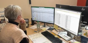 Collaborateur Print-Avenue effectuant une vérification sur un fichier d'adresse